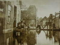 OVI-00001435 watersnood 1916; voor café W.Konijn; personenvervoer per handkar.